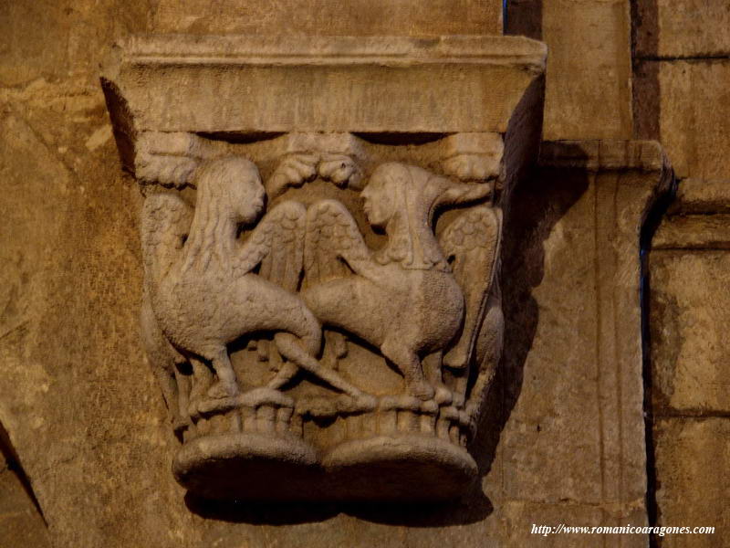 CAPITEL DE ARPAS A DERECHA DE LA PORTADA NORTE